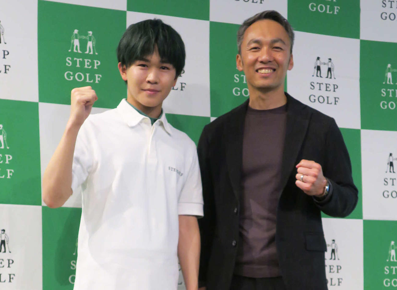 「ステップゴルフ」記者発表会に登場した鈴木福（左）。右は榎本考修代表