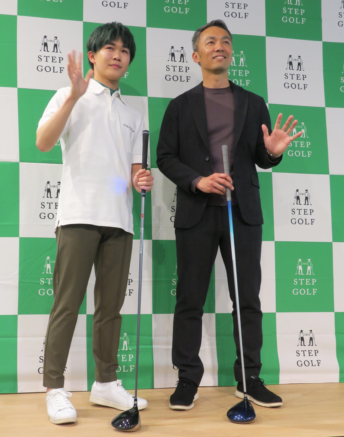 「ステップゴルフ」記者発表会に登場した鈴木福（左）。右は榎本考修代表