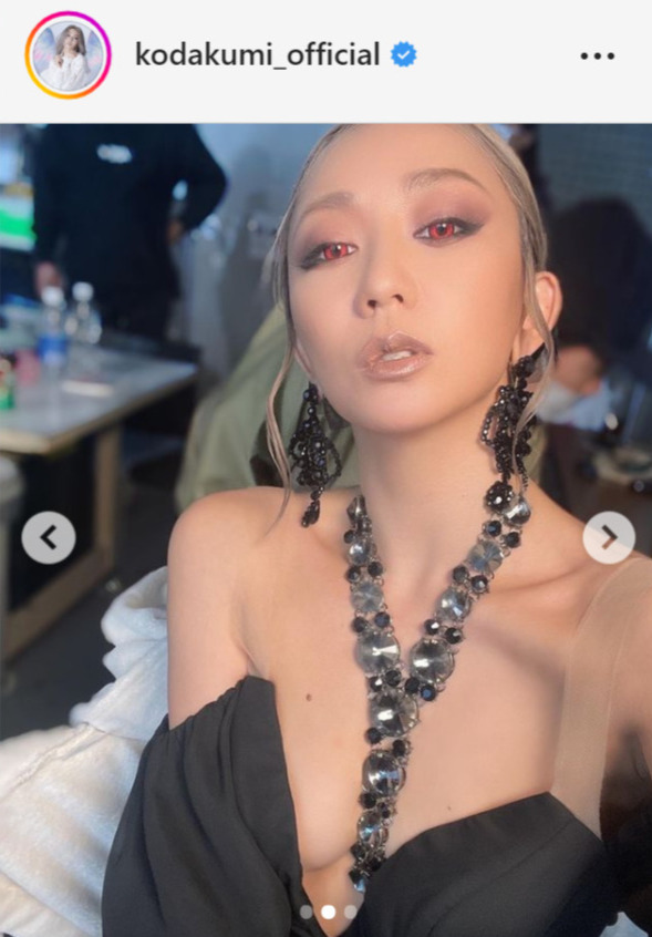 胸元が大きくはだけたセクシー衣装の倖田來未（倖田來未のインスタグラムから）
