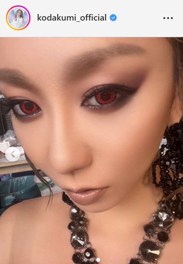 胸元が大きくはだけたセクシー衣装の倖田來未（倖田來未のインスタグラムから）