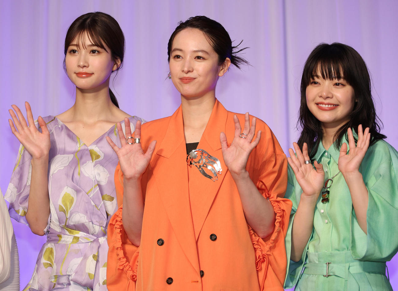 ドラマ「日曜の夜ぐらいは．．．」制作発表会見を行った、左から生見愛瑠、清野菜名、岸井ゆきの（撮影・中島郁夫）