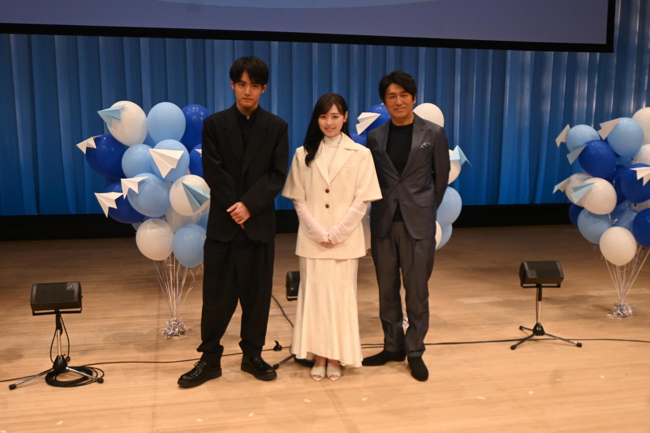 東大阪市で行われる「舞いあがれ！感謝祭」前に取材に応じた左から赤楚衛二、福原遥、高橋克典（撮影・松浦隆司）