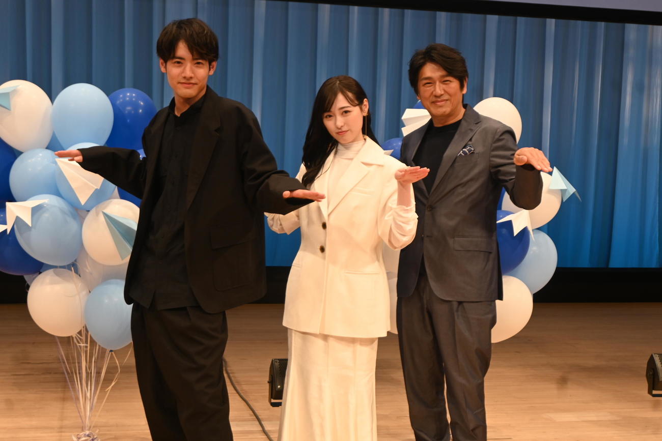 東大阪市で行われる「舞いあがれ！感謝祭」前に取材に応じた左から赤楚衛二、福原遥、高橋克典（撮影・松浦隆司）