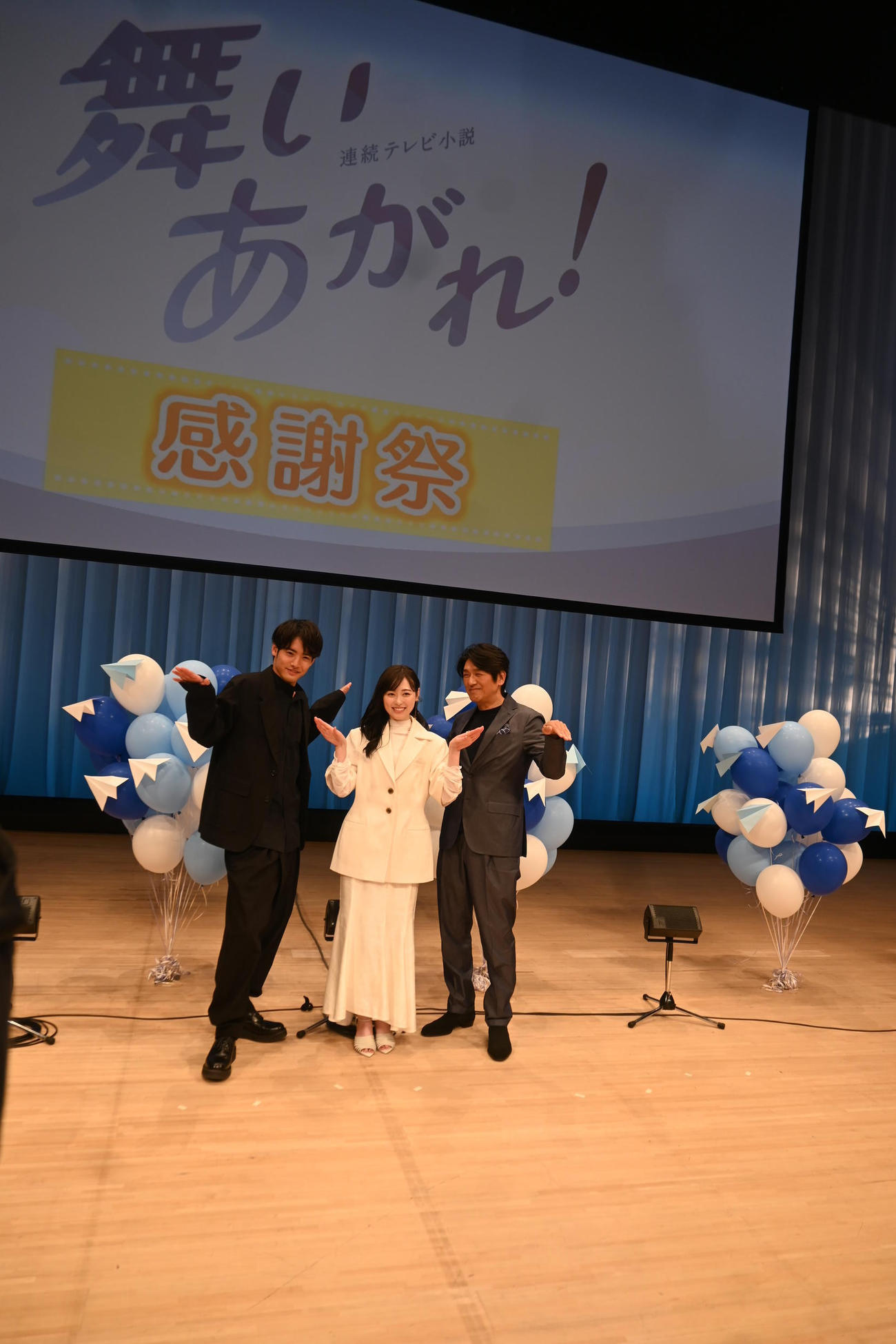 東大阪市で行われる「舞いあがれ！感謝祭」前に取材に応じた左から赤楚衛二、福原遥、高橋克典（撮影・松浦隆司）