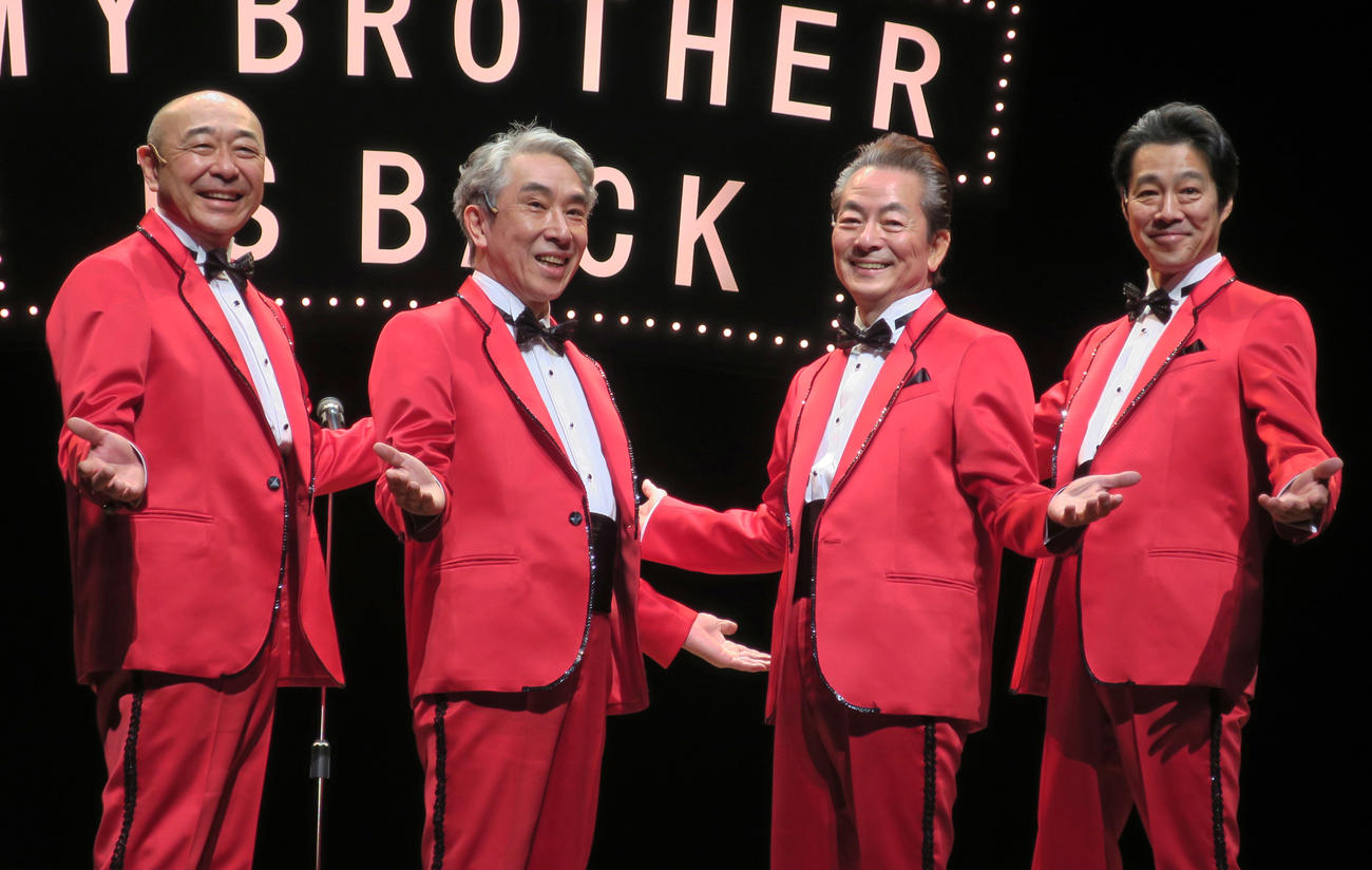 舞台「帰ってきたマイ・ブラザー」フォトコールで。左から、高橋克実、段田安則、水谷豊、堤真一