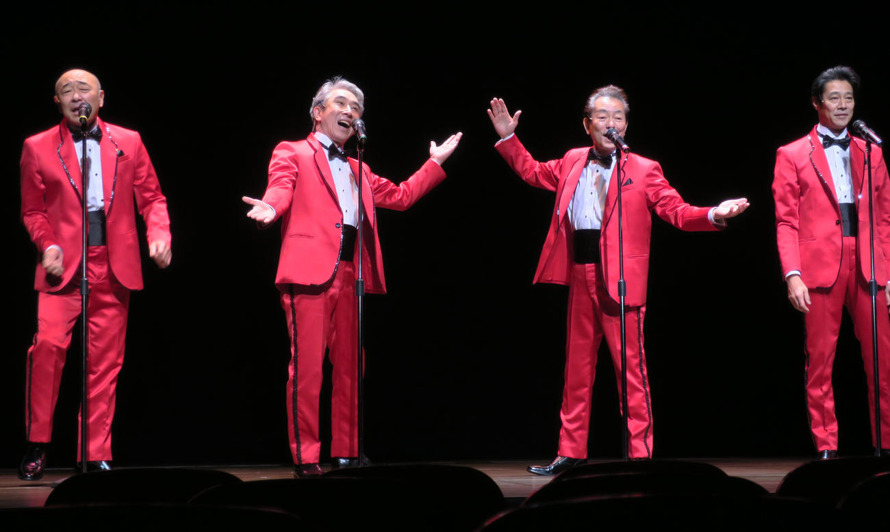 舞台「帰ってきたマイ・ブラザー」フォトコールでコーラスを披露する出演者たち。左から、高橋克実、段田安則、水谷豊、堤真一