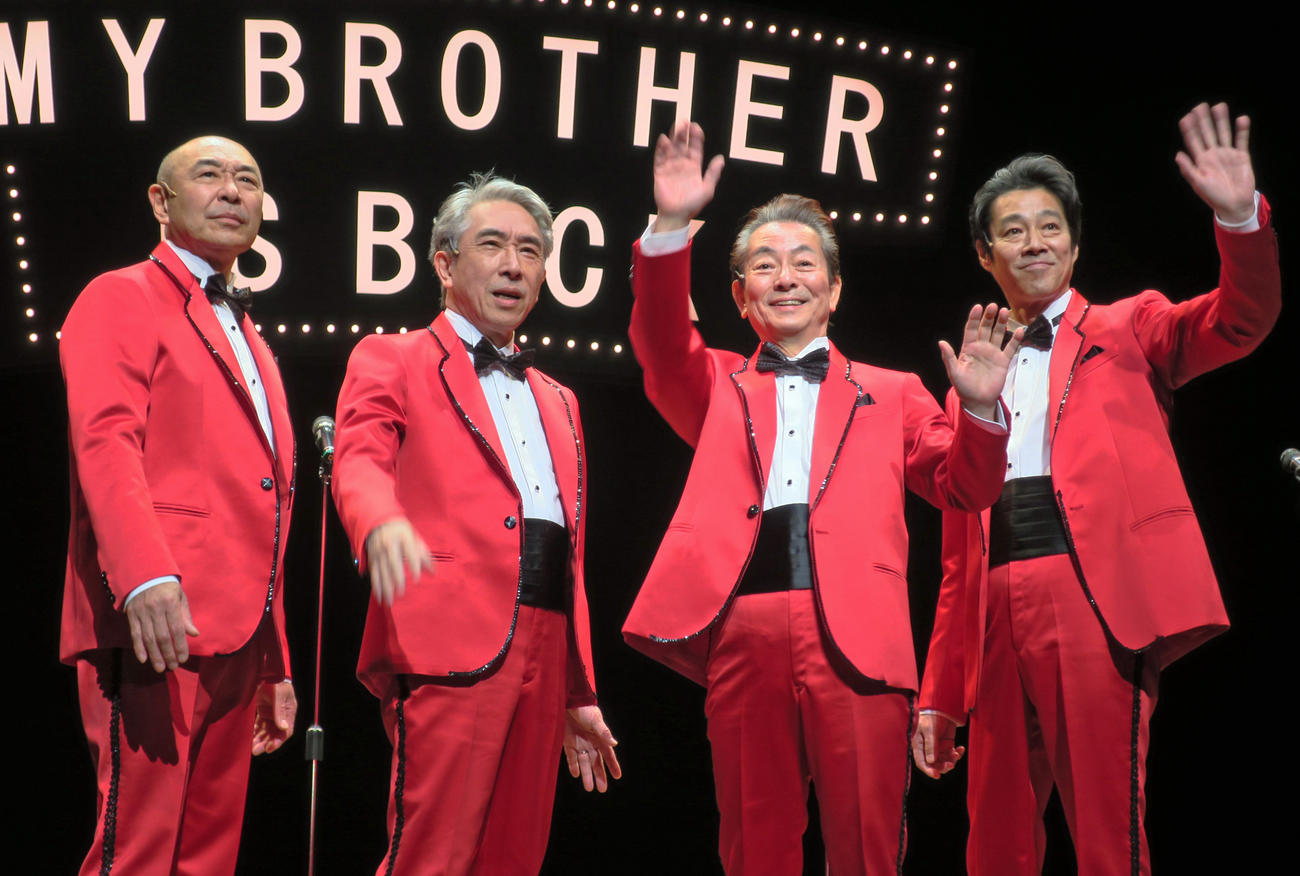 舞台「帰ってきたマイ・ブラザー」のフォトコールに臨む、左から高橋克実、段田安則、水谷豊、堤真一