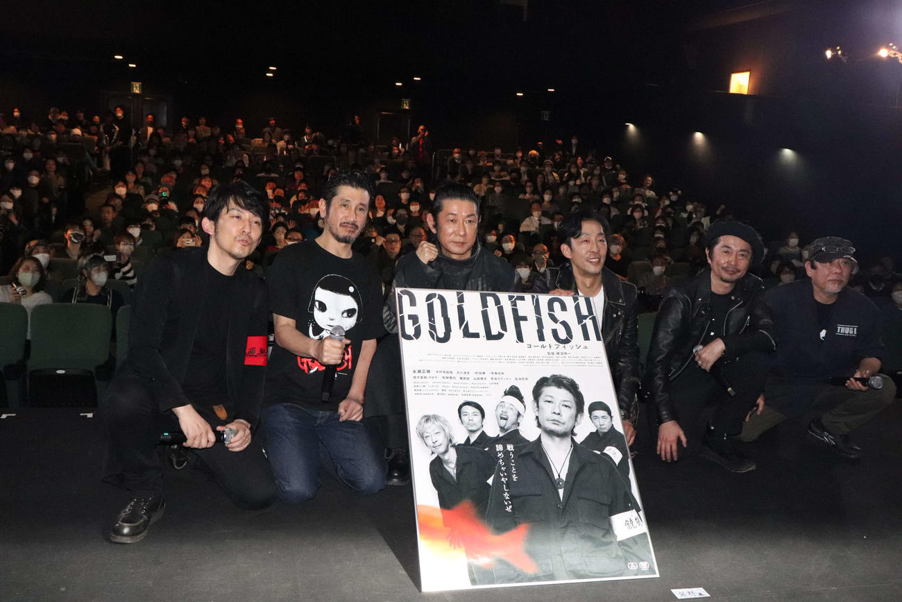 映画「GOLDFISH」初日舞台あいさつで観客を背に記念撮影する松林慎司、渋川清彦、永瀬正敏、北村有起哉、増子直純、藤沼監督（撮影・加藤理沙）