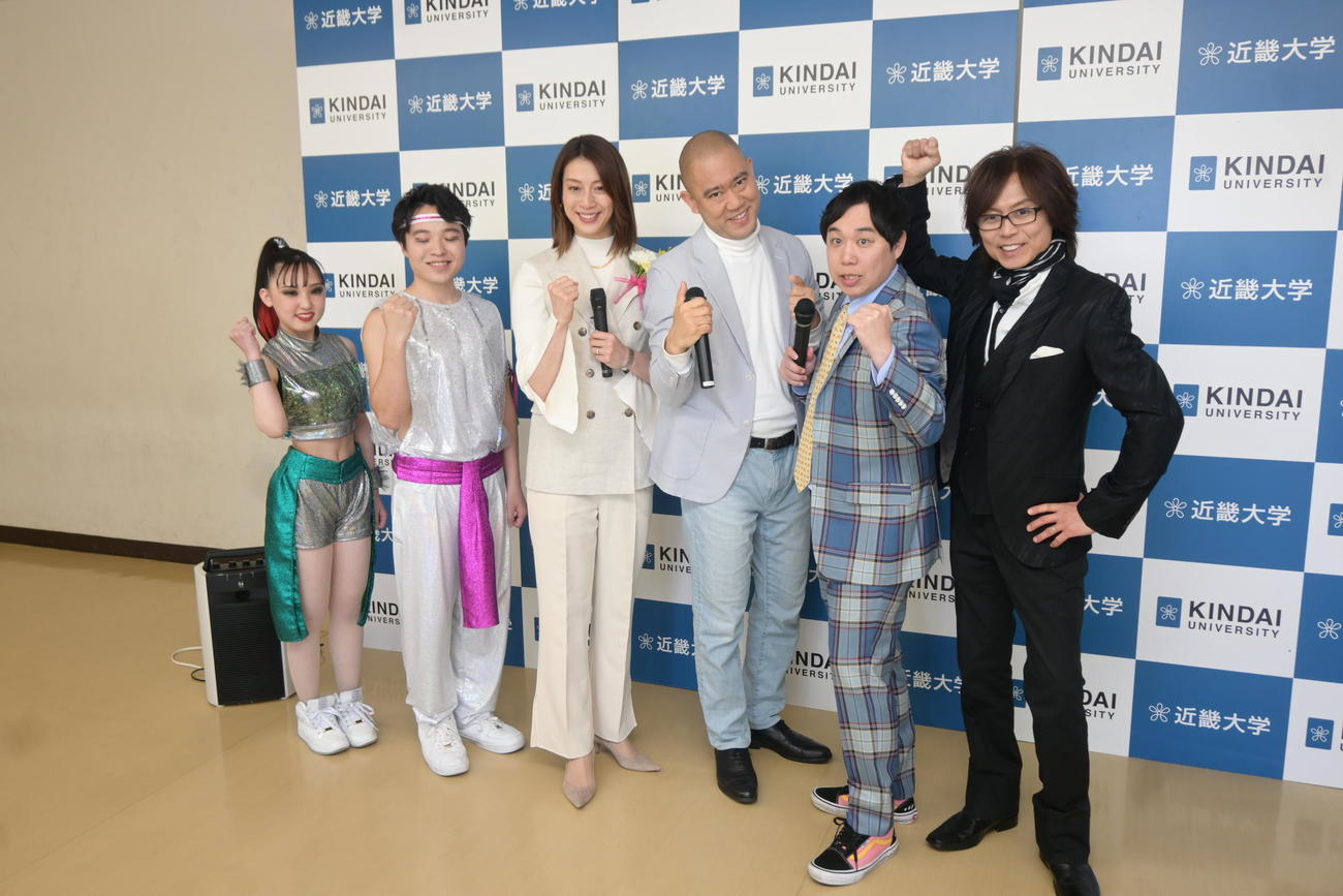 左から「KINDAI WELCOMES」のリーダー市川満梨奈さん、森前勇之介さん、近大OGの寺川綾さん、OBのナダル、せいや、つんく♂（撮影・松浦隆司）