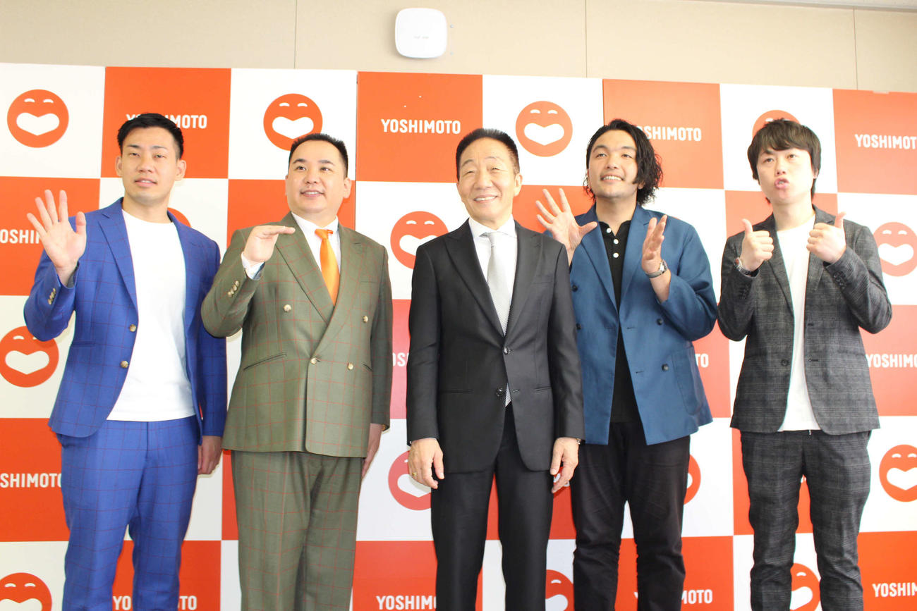 「特別公演　お客様に感謝の日」に出演した（左から）ミルクボーイの駒場と内海、中田カウス、見取り図の盛山とリリー