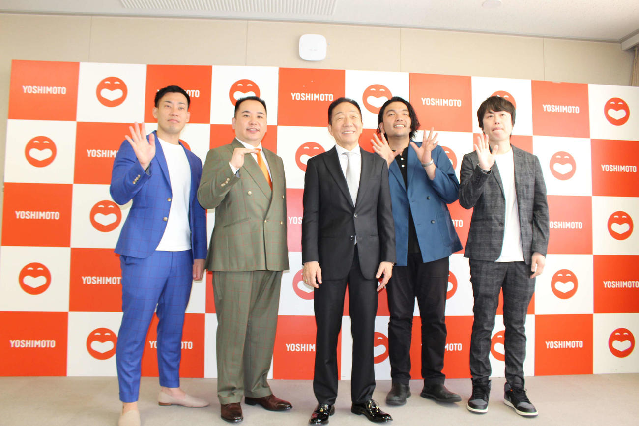 「特別公演　お客様に感謝の日」に出演した（左から）ミルクボーイの駒場と内海、中田カウス、見取り図の盛山とリリー