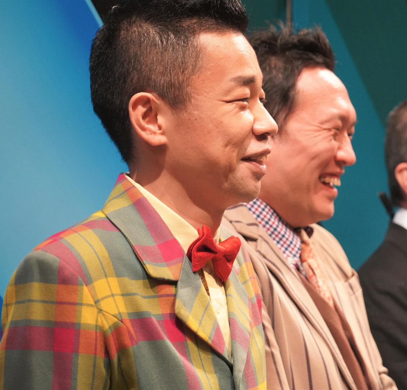 吉本興業の創業110周年の公演「特別公演　お客様に感謝の日」に出演したお笑いコンビCOWCOW多田健二（左）と善し（撮影・佐藤成）