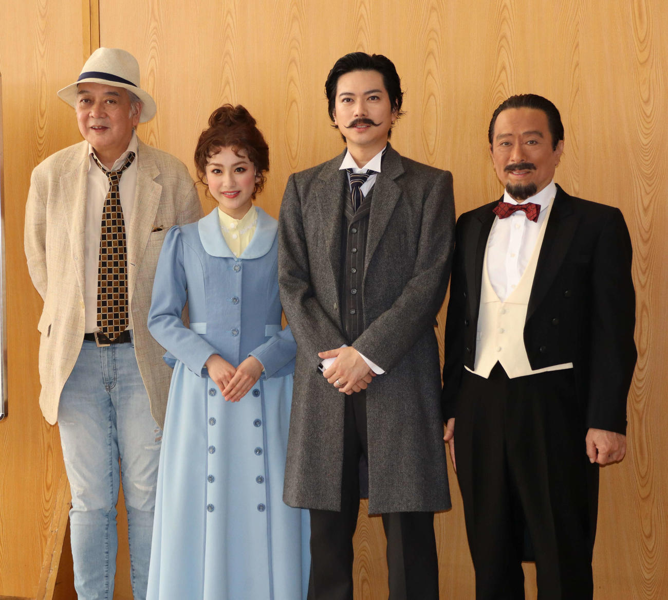 舞台「エドモン～『シラノ・ド・ベルジュラック』を書いた男～」の取材に応じた、左から演出のマキノノゾミ氏、平祐奈、加藤シゲアキ、金田明夫