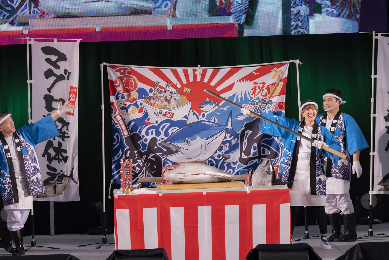 ライブイベント「木下グループ　presents　カーボンニュートラルを考える　2023by SATOYAMA　＆　SATOUMI movement」でマグロ解体ショーを披露したアンジュルム川村文乃（右から2番目）