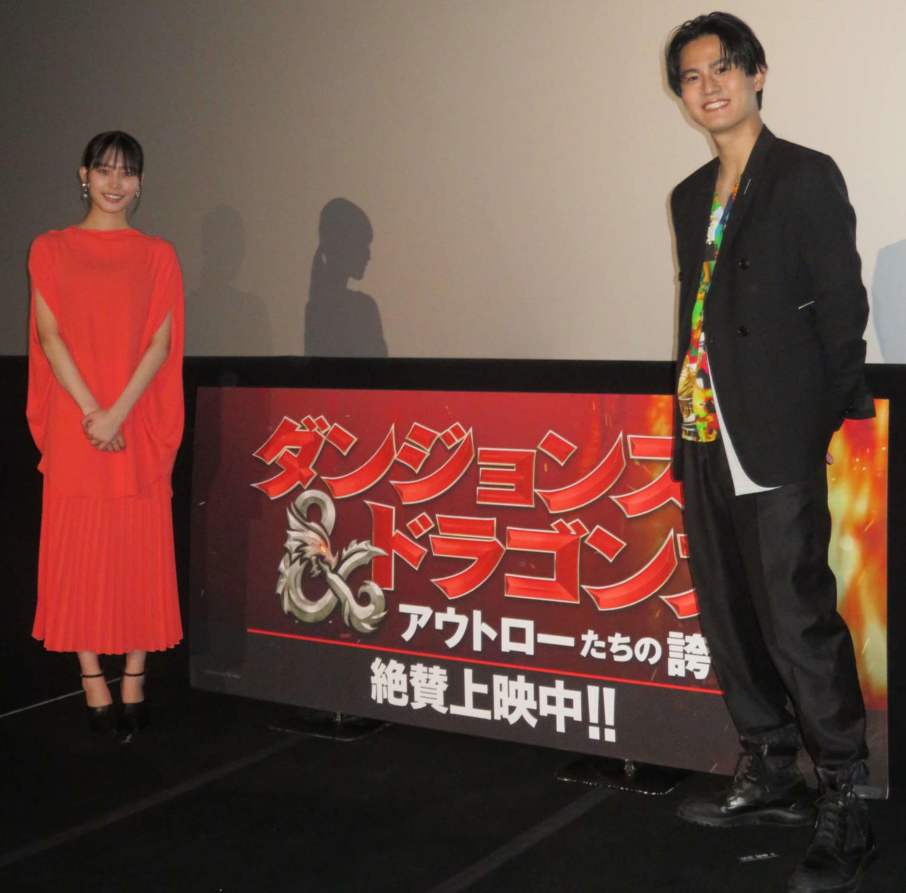 米映画「ダンジョンズ＆ドラゴンズ／アウトローたちの誇り」公開記念舞台あいさつで笑みを浮かべる南沙良と武内駿輔（撮影・村上幸将）