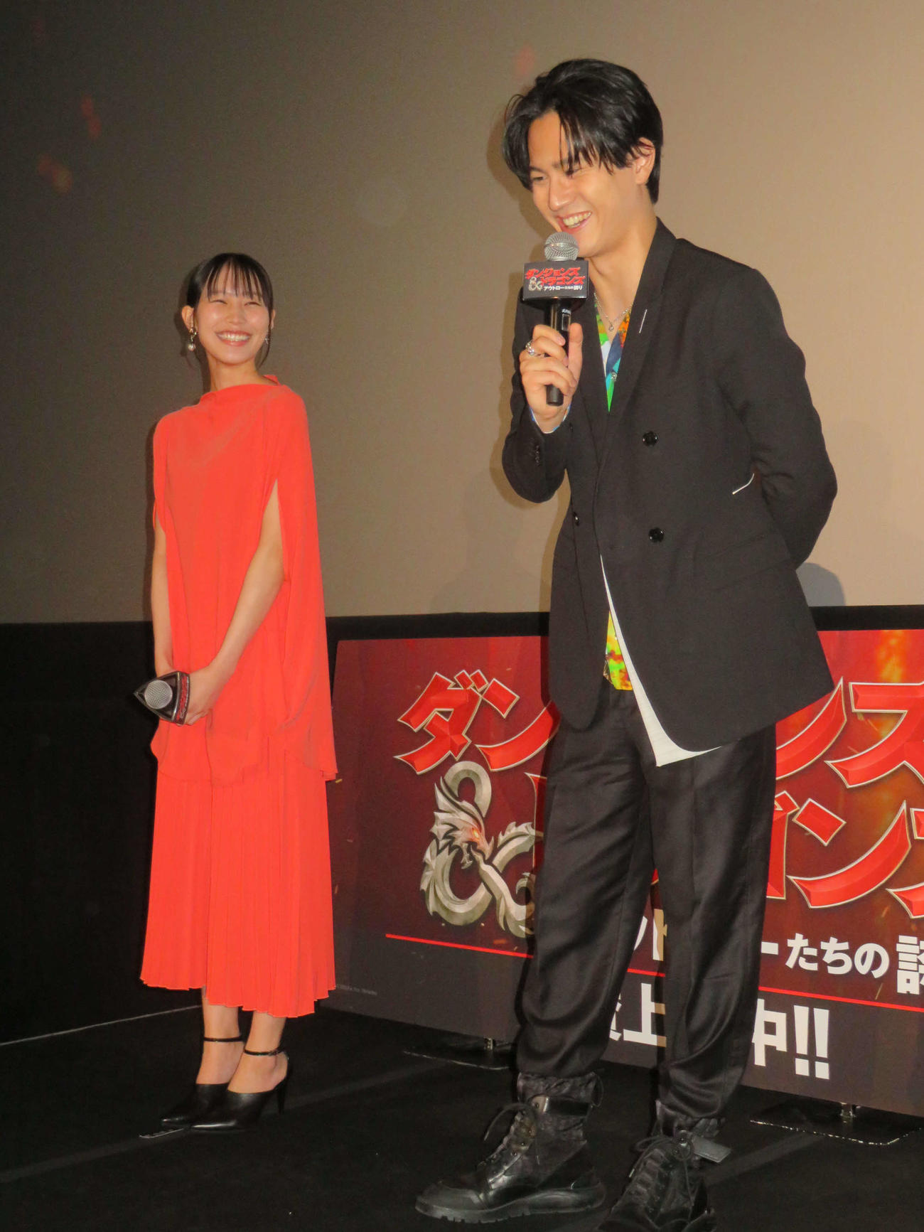 舞台あいさつで笑みを浮かべる南沙良（左）と武内駿輔（撮影・村上幸将）