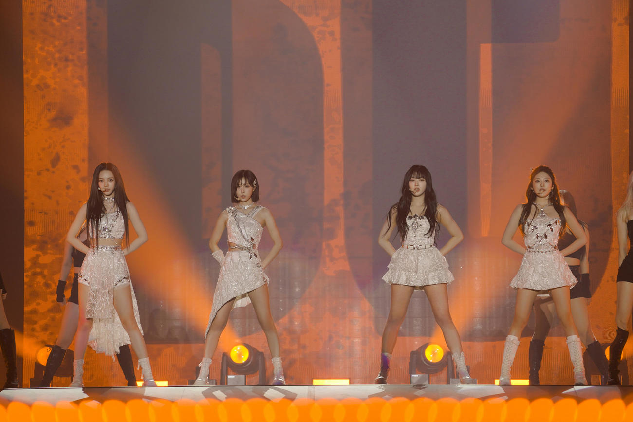 パフォーマンスするaespa。左からKARINA、WINTER、GISELLE、NINGNING
