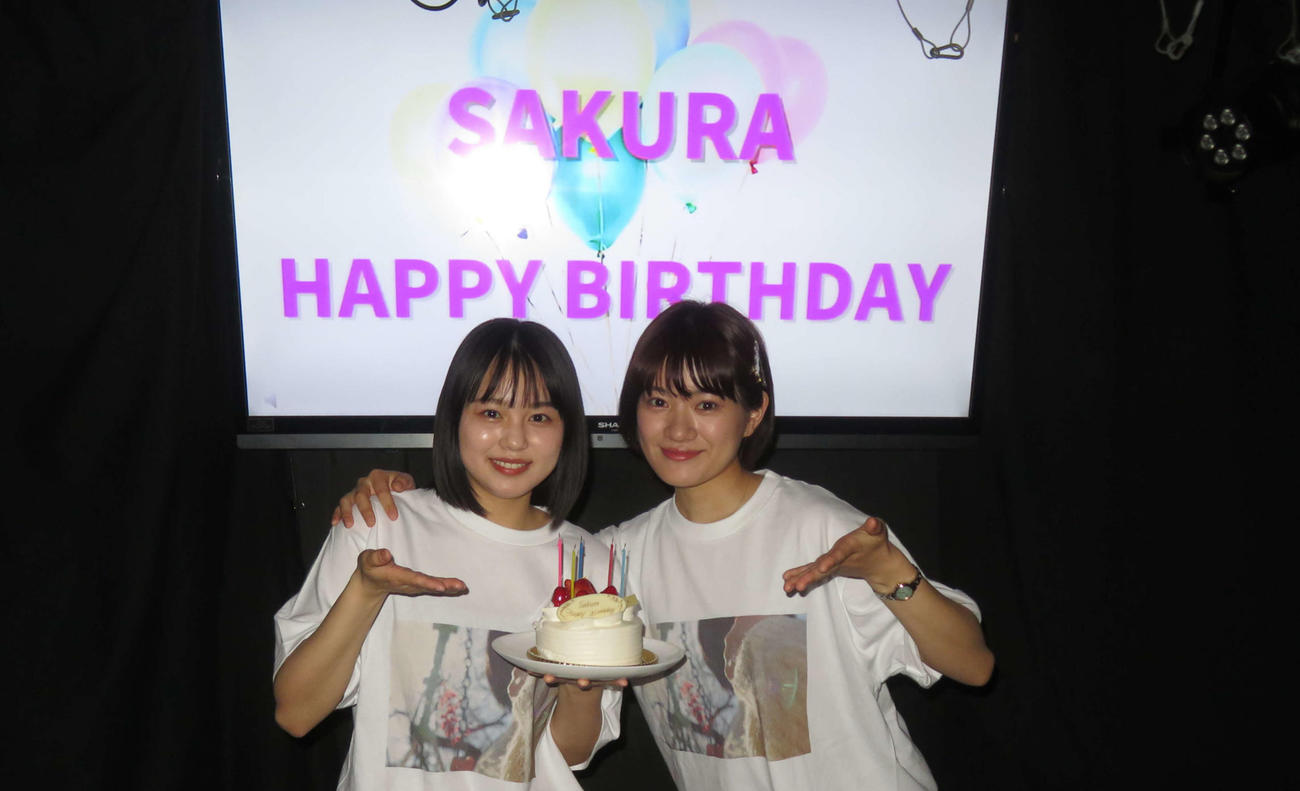 初のバースデーイベントを開催した劇団4ドル50セント國森桜（左）。右は仲美海（撮影・横山慧）