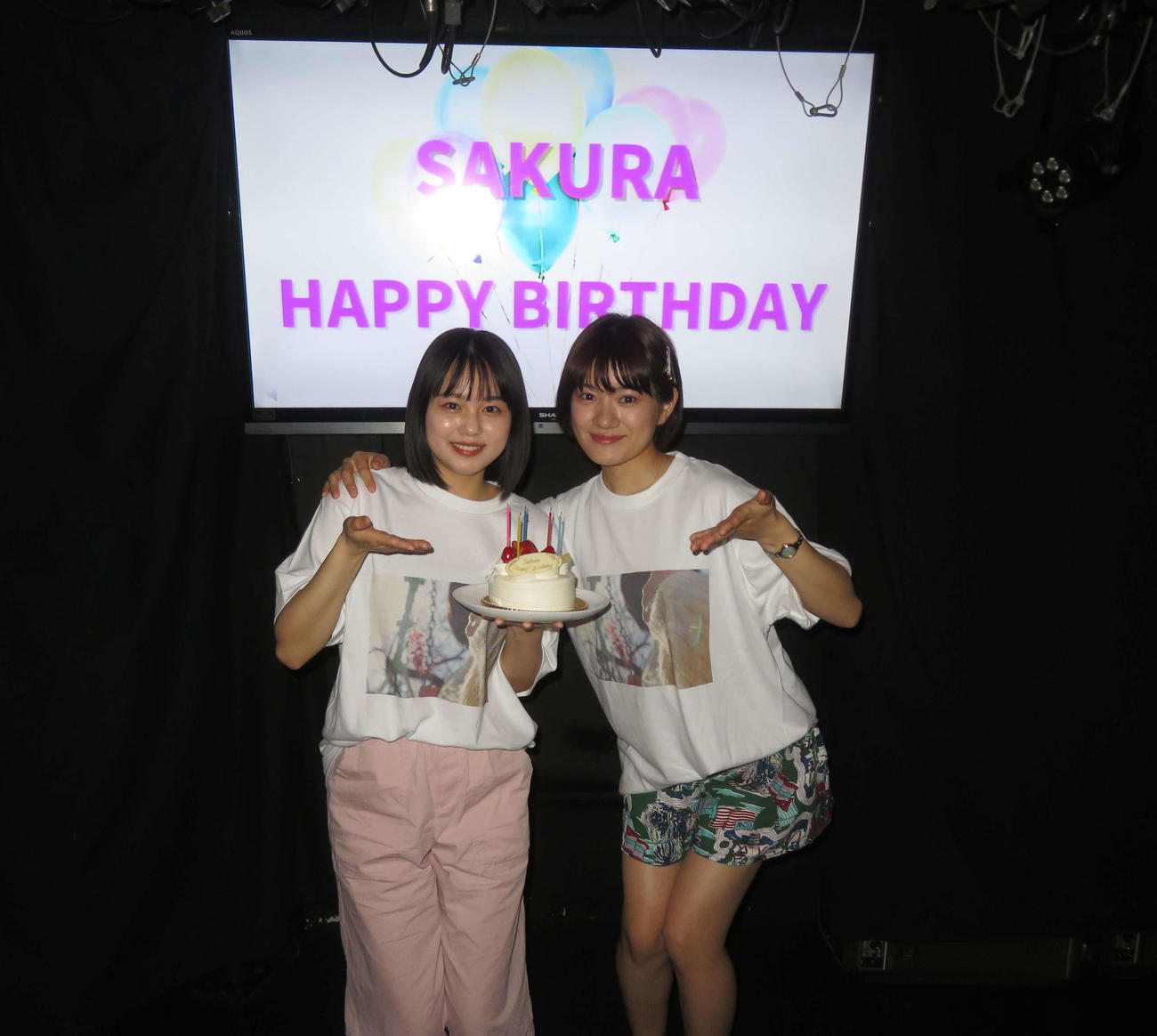 初のバースデーイベントを開催した劇団4ドル50セント國森桜（左）。右は仲美海（撮影・横山慧）