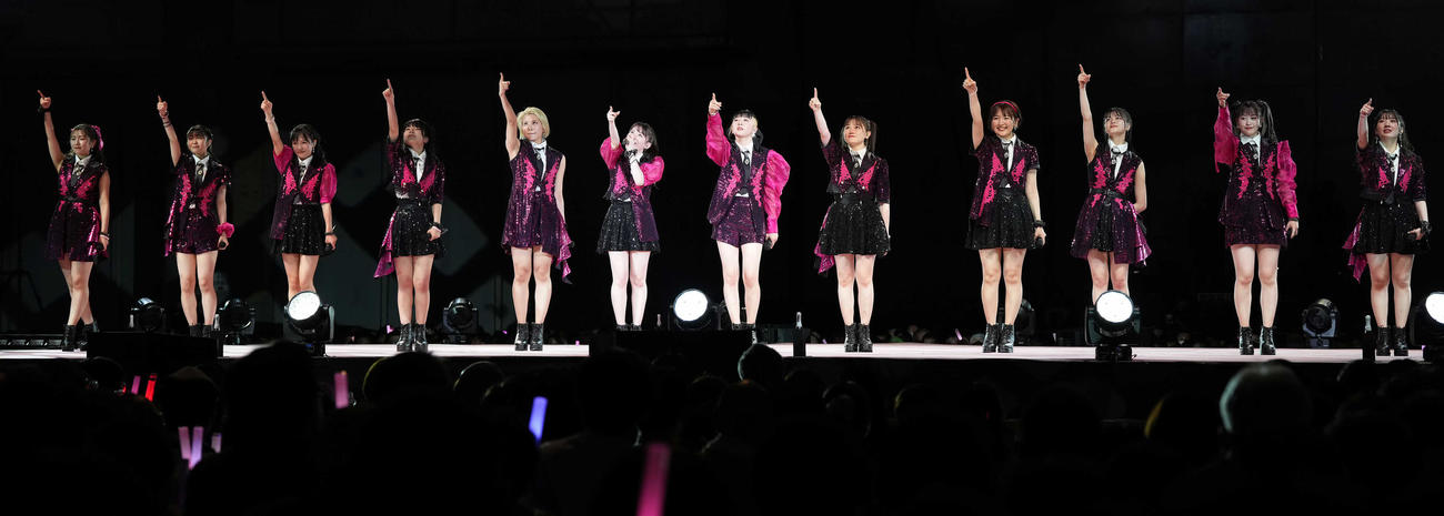パフォーマンスする浅倉樹々（左から6人目）らつばきファクトリー（撮影・鈴木みどり）
