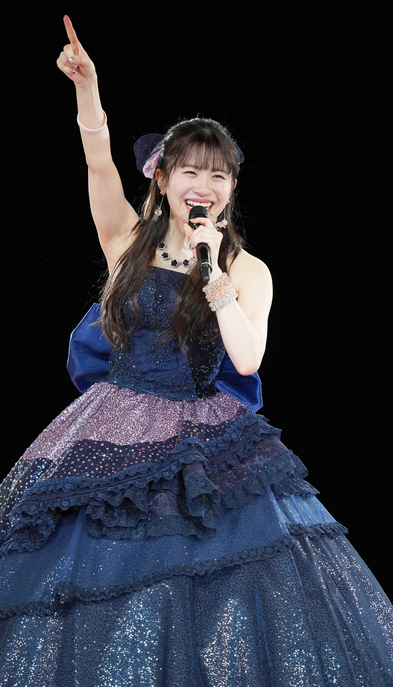 卒業するつばきファクトリーの浅倉樹々は笑顔でパフォーマンスする（撮影・鈴木みどり）