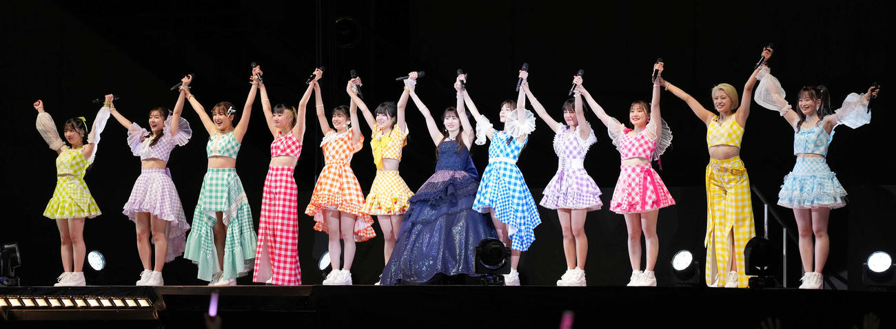 卒業するつばきファクトリーの浅倉樹々（中央）はメンバーと笑顔で手をつなぐ（撮影・鈴木みどり）