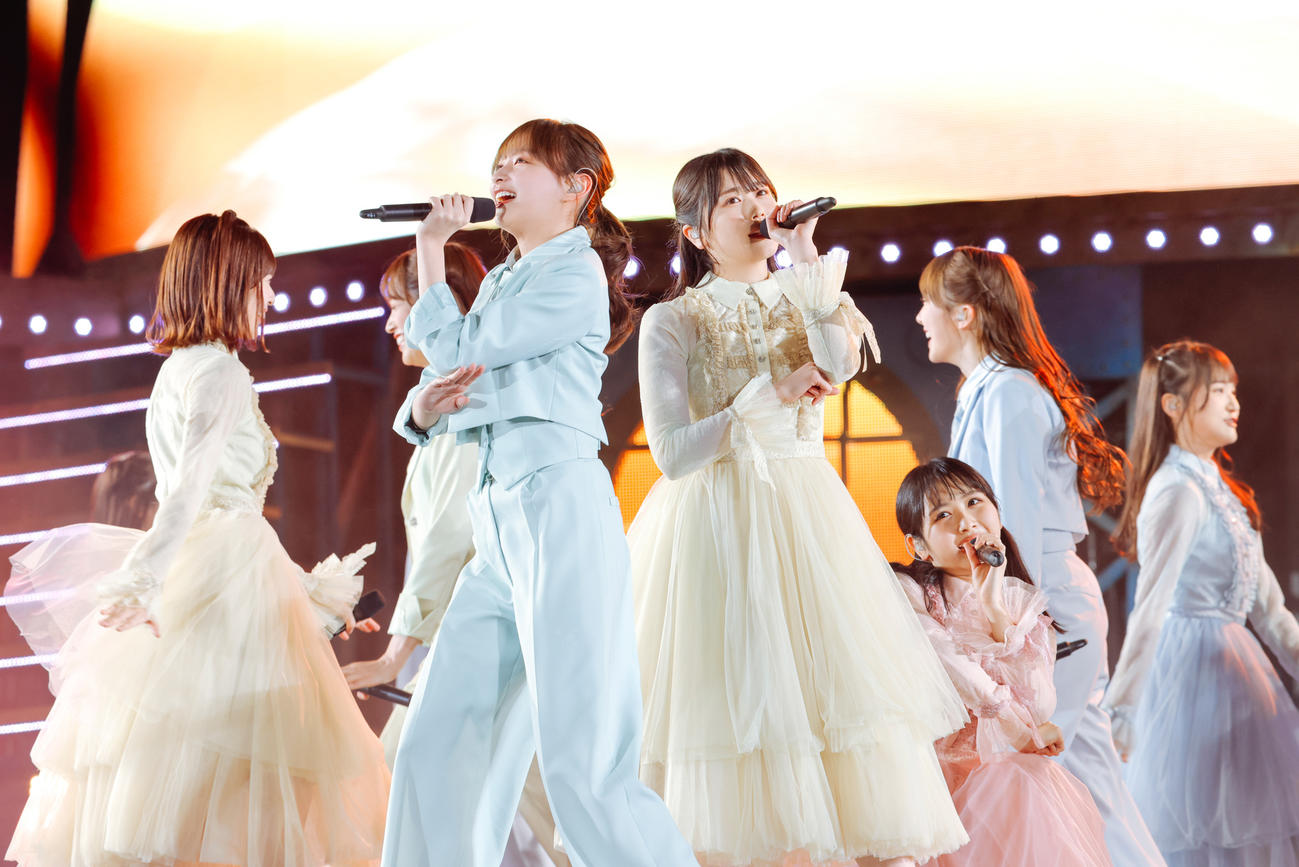 4周年ライブ「4回目のひな誕祭」でパフォーマンスする日向坂46。中央左は影山優佳、同右は丹生明里