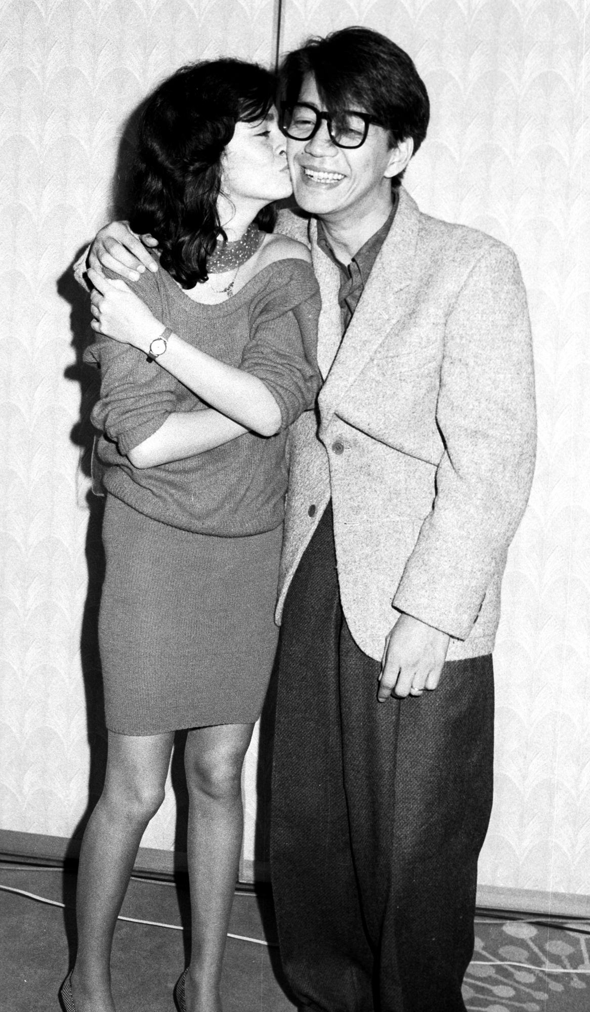 クラウディア・オハナ写真館　セイコー「アルバ」CM発表会見で共演した坂本龍一さんにキスするクラウディア・オハナ（1984年11月撮影）