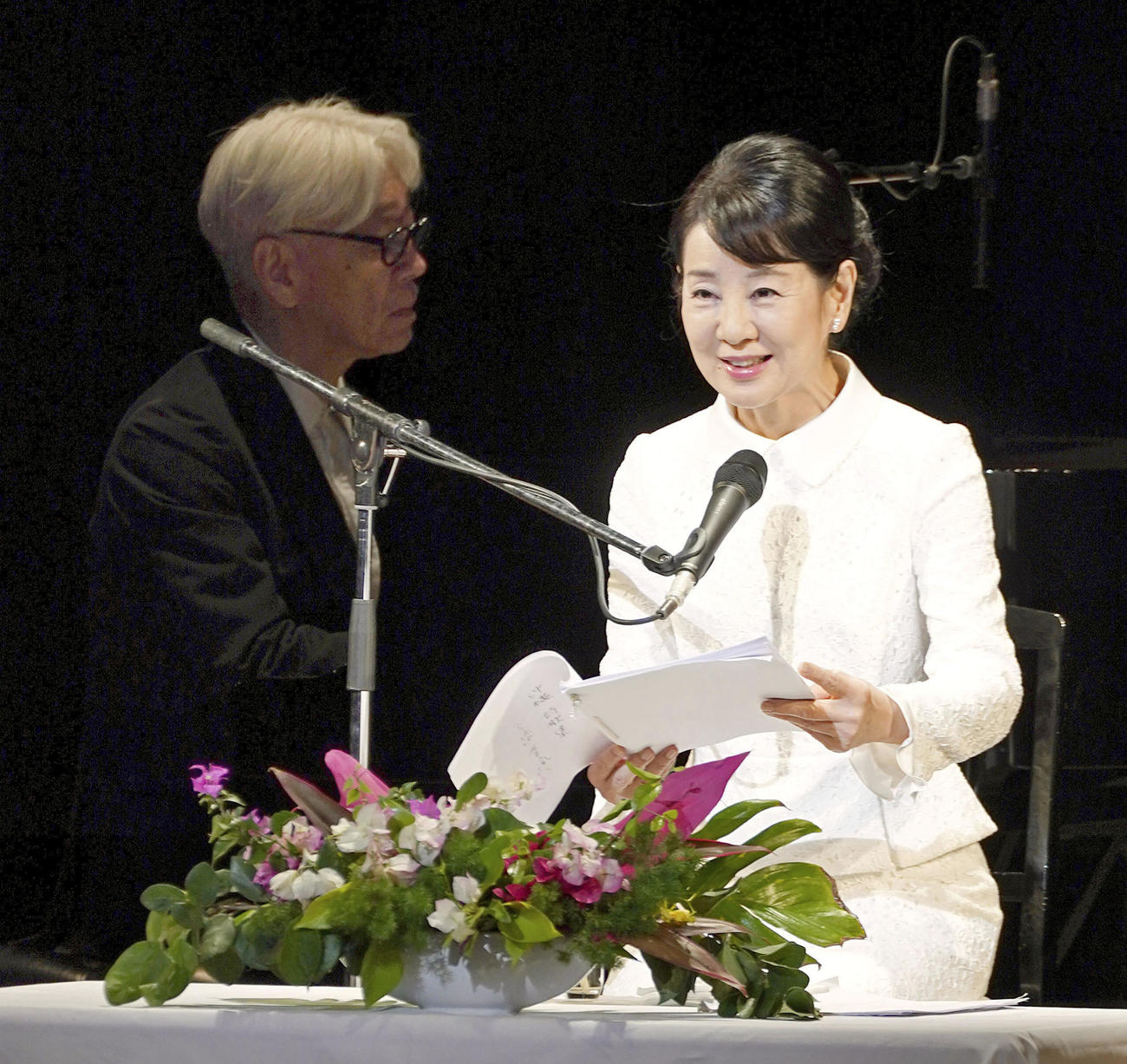 20年1月、詩を朗読する吉永小百合（右）とピアノを演奏する坂本龍一さん（共同）