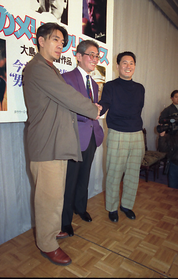 92年2月、映画「戦場のメリークリスマス」の会見に出席した坂本龍一さん、大島渚監督、ビートたけし