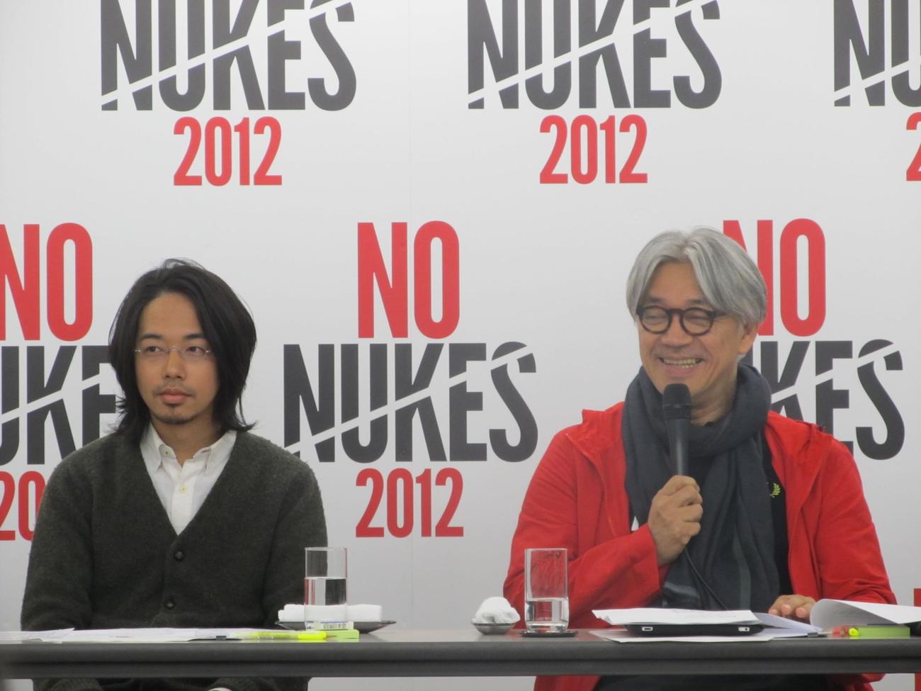 “脱原発”ライブ発表会見に臨んだ坂本龍一さん（右）とアジアン・カンフー・ジェネレーション後藤正文（2012年3月撮影）