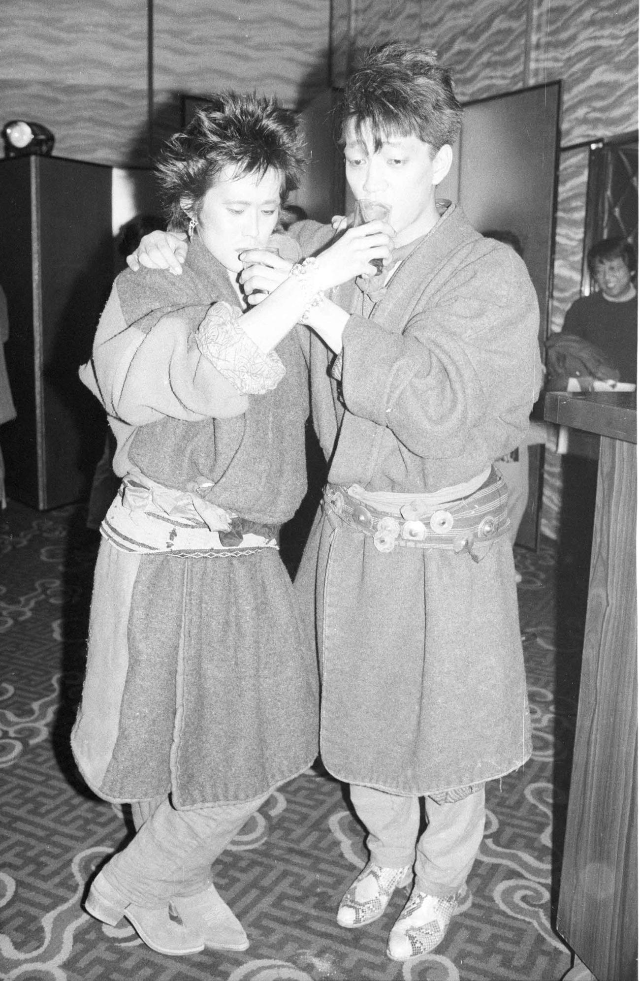 82年、資生堂のキャンペーンソング「い・け・な・いルージュマジック」で忌野清志郎さん（左）と組んだ坂本龍一さん