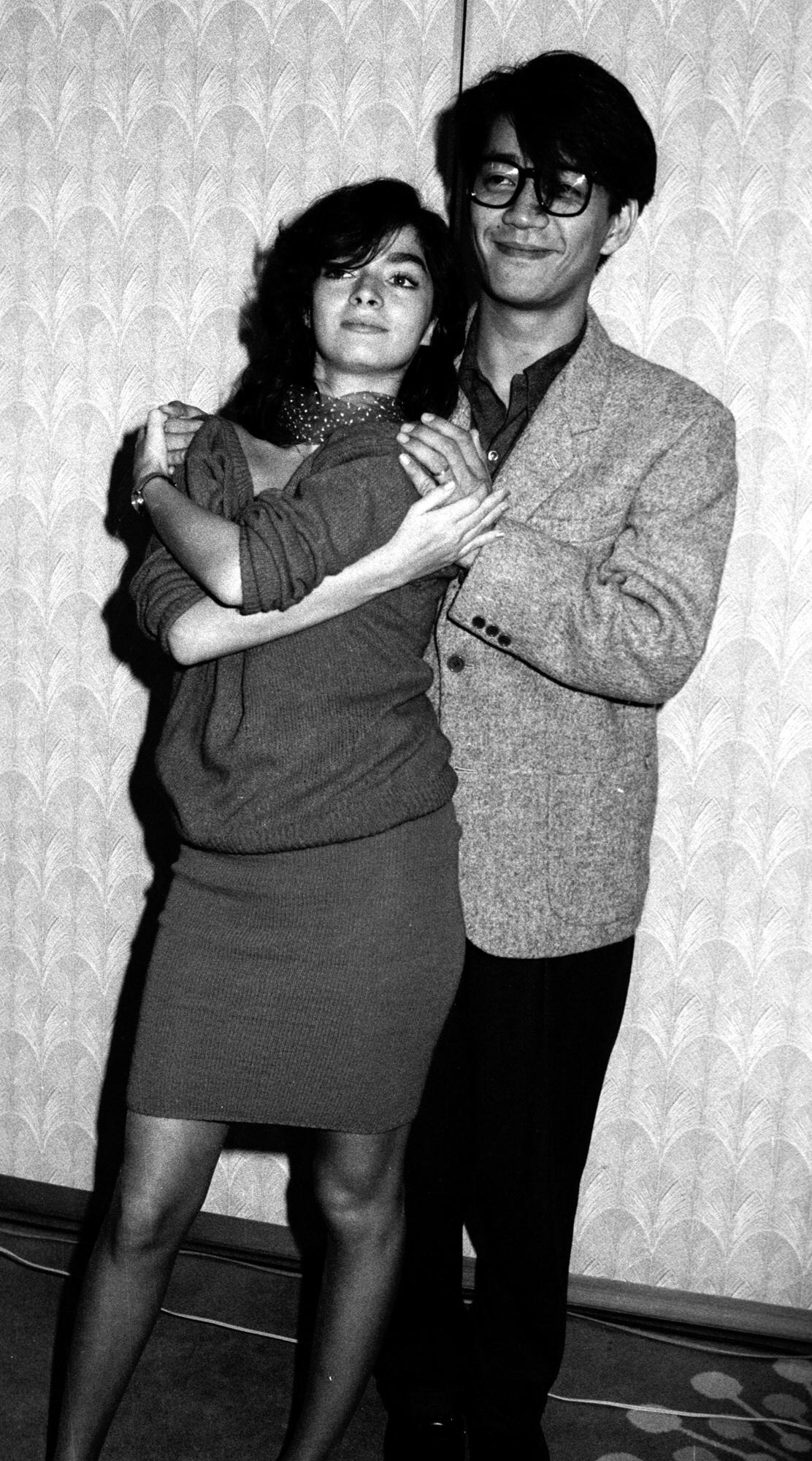 クラウディア・オハナ写真館　セイコー「アルバ」CM発表会見で写真に納まる坂本龍一さんとクラウディア・オハナ（1984年11月撮影）