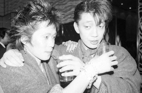 82年、資生堂キャンペーンソング「い・け・な・いルージュマジック」の発表会で乾杯する忌野清志郎さん（左）と坂本龍一さん