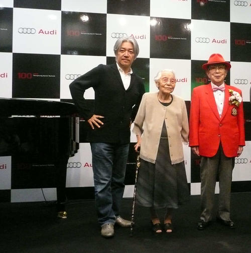 103歳の昇地三郎さん、100歳の館岡寿美子さんとトークショーを行った坂本龍一さん（左）（2009年9月撮影）