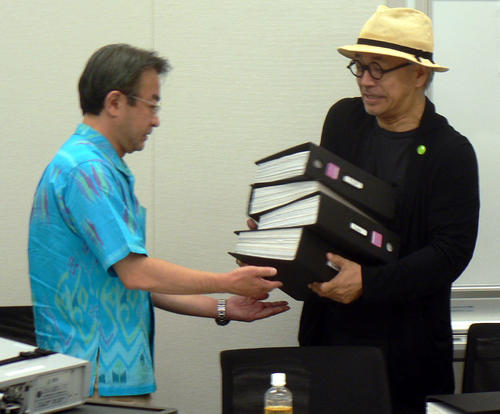 動物愛護管理法改正へ、3万人分の署名を近藤昭一環境副大臣（左）に手渡した音楽家の坂本龍一さん（2011年7月撮影）