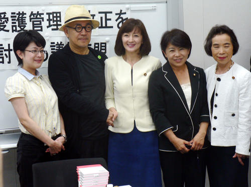 動物愛護管理法改正を求める会合で、民主党の女性新人議員、福田衣里子（左）、岡本英子両氏（左から3人目）らと記念撮影する音楽家の坂本龍一さん（左から2人目）（2011年7月撮影）