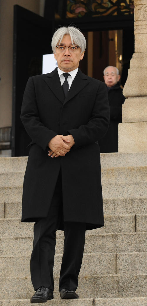 大島渚さんの葬儀に訪れた坂本龍一さん（2013年1月撮影）