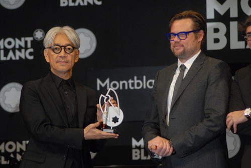 「第25回モンブラン国際文化賞」を受賞しトロフィーを受け取る坂本龍一さん（左）（2016年12月撮影）