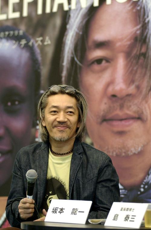 DVDBOOKの制作発表でトークショーを行った坂本龍一さん（2002年4月撮影）