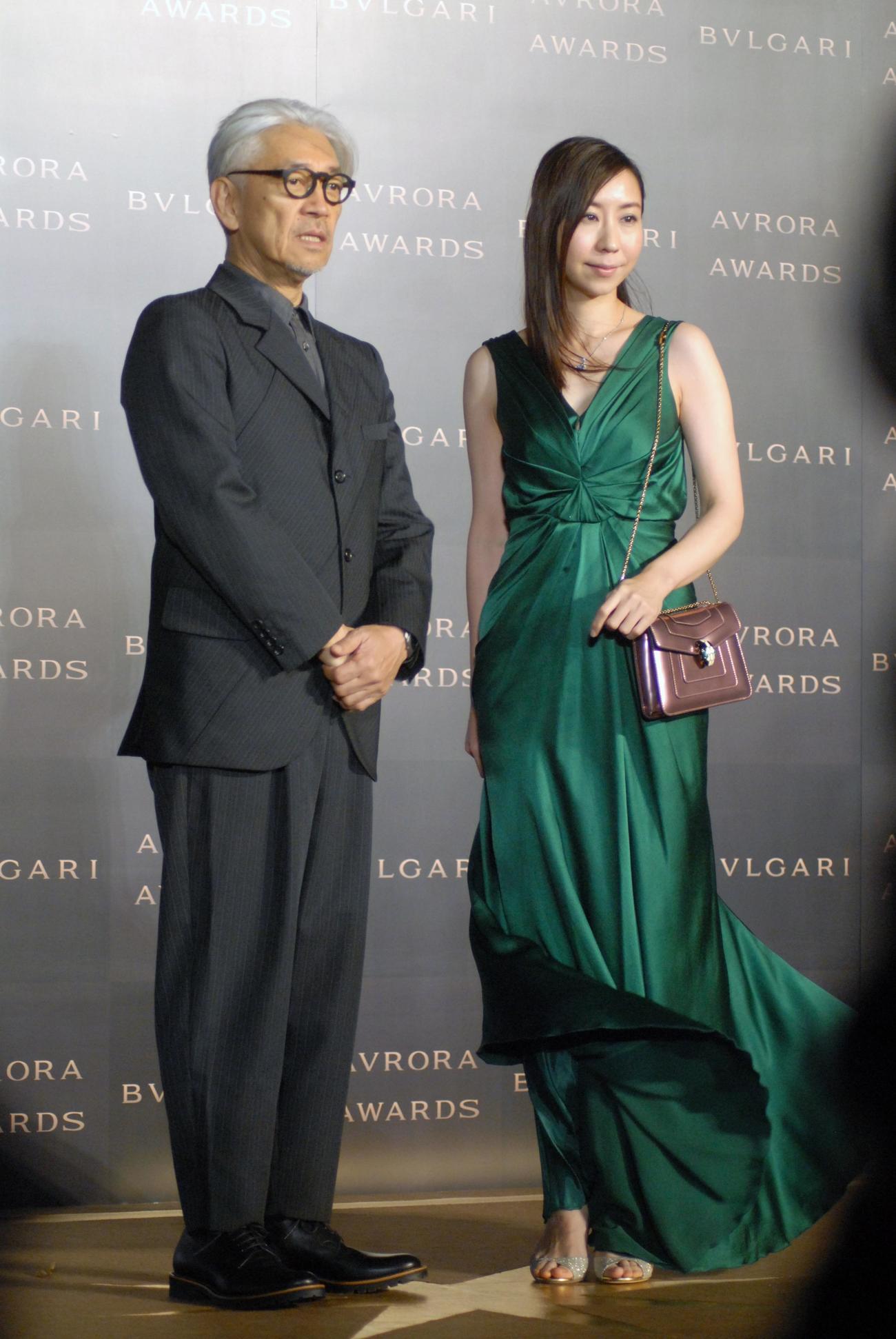 「BVLGARI AVRORA AWARDS2018」ゴールデンカーペットセレモニーに出席した坂本龍一さん。右は音楽家のコトリンゴ氏（2018年12月撮影）