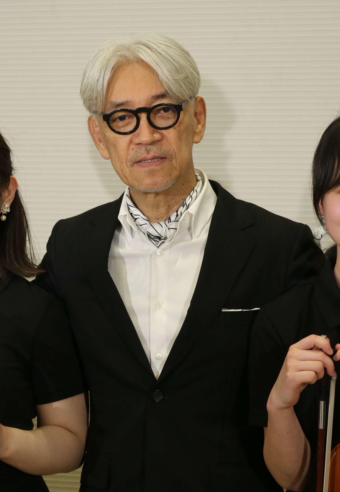 「東北ユースオーケストラ」演奏会後に取材に応じる坂本龍一さん（2019年3月撮影）