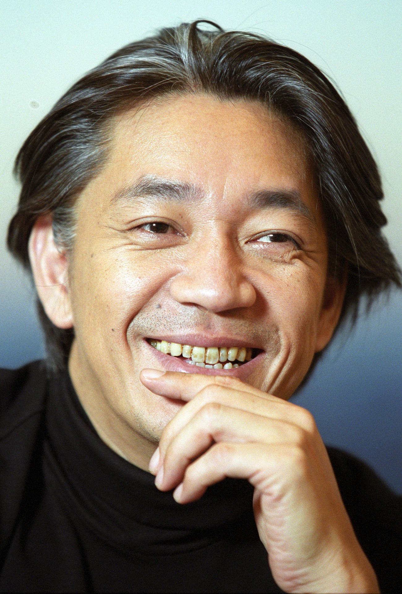 クールな表情の中に時折人なつっこい笑顔をのぞかせる坂本龍一（1999年2月撮影）