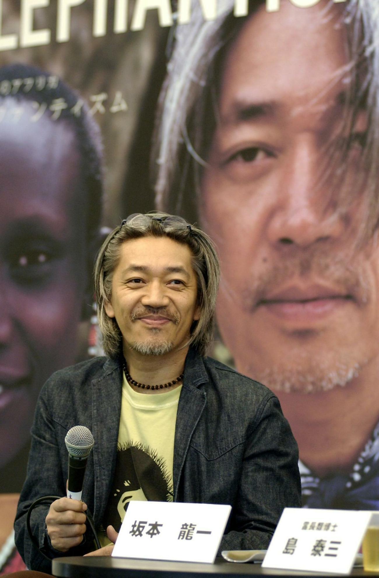 DVDBOOKの制作発表でトークショーを行った坂本龍一さん（2002年4月撮影）