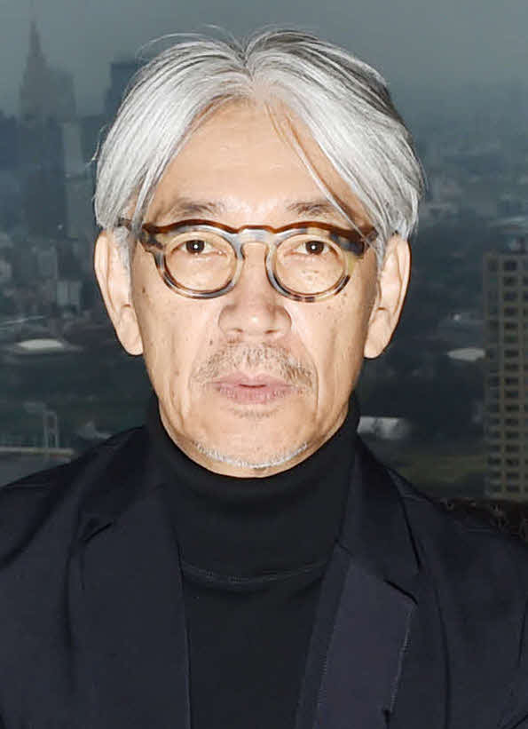 16年4月、本紙インタビューに臨む坂本龍一さん