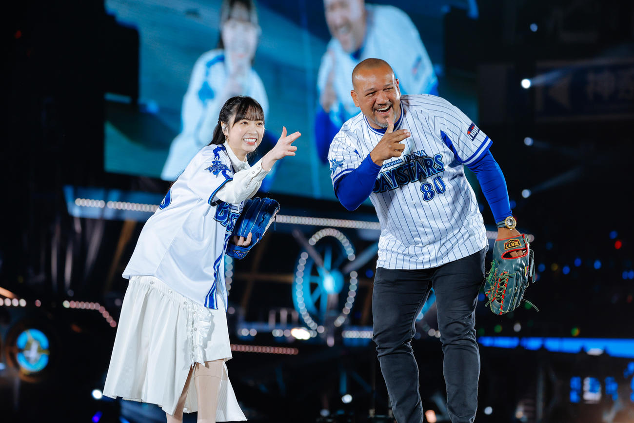 日向坂46の4周年ライブ「4回目のひな誕祭」に登場したアレックス・ラミレス氏（右）。左は山口陽世