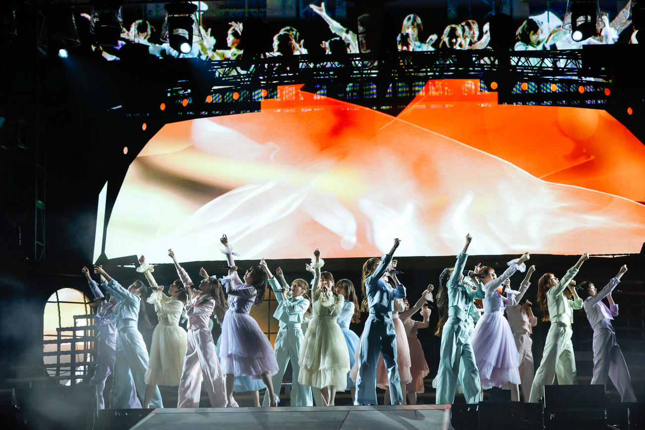 4周年ライブ「4回目のひな誕祭」でパフォーマンスする日向坂46