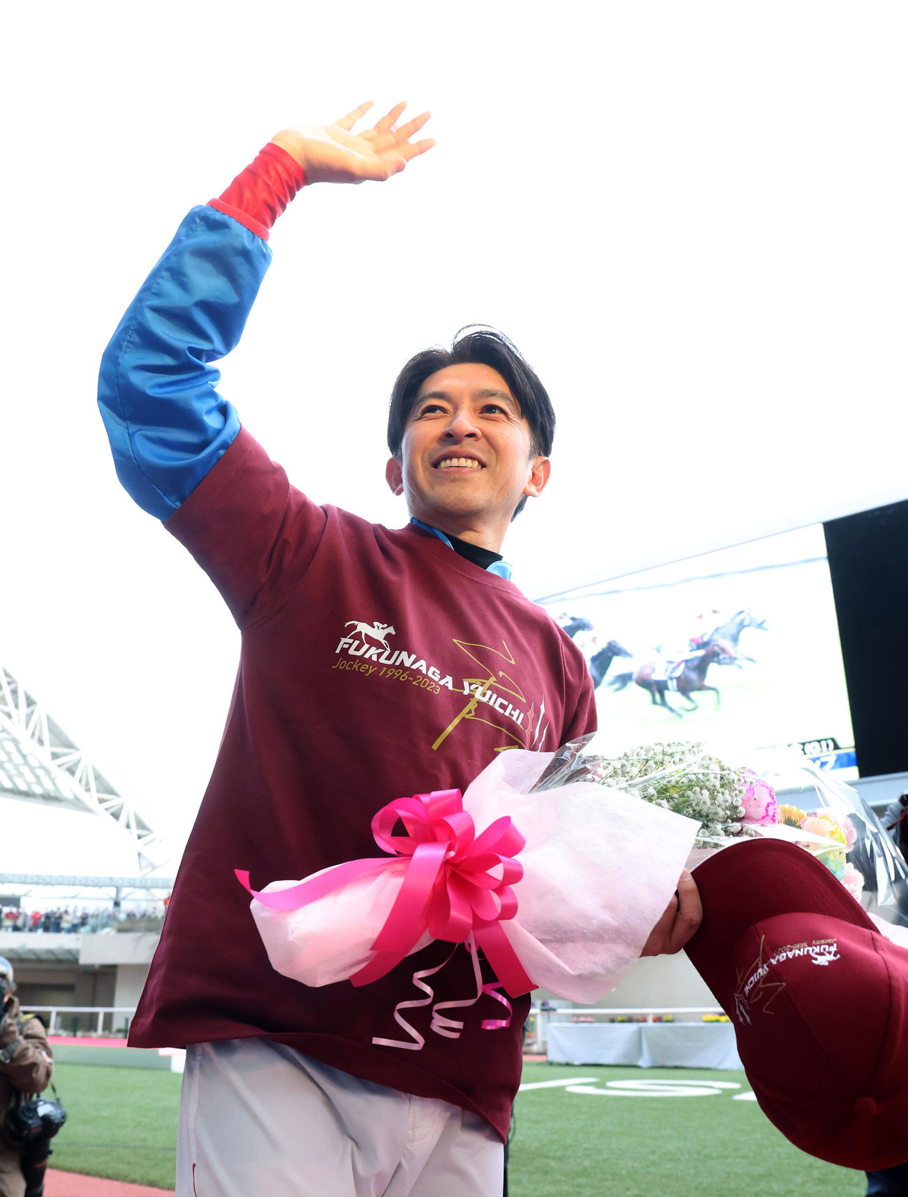 3月4日、引退セレモニーを終えて集まったファンに手を振る福永祐一元騎手