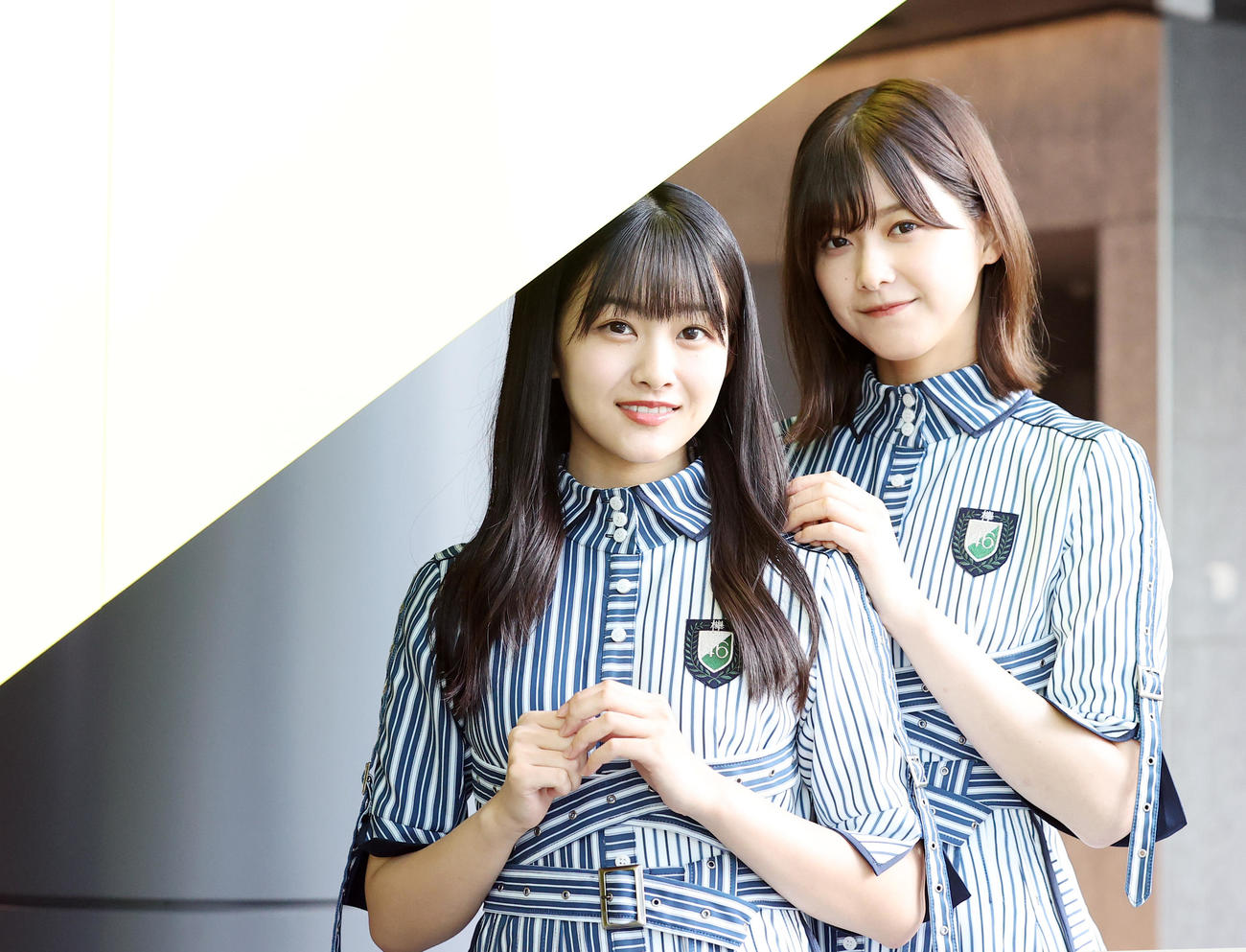 笑みを浮かべる元欅坂46の原田葵（左）と渡邉理佐（2020年9月撮影）