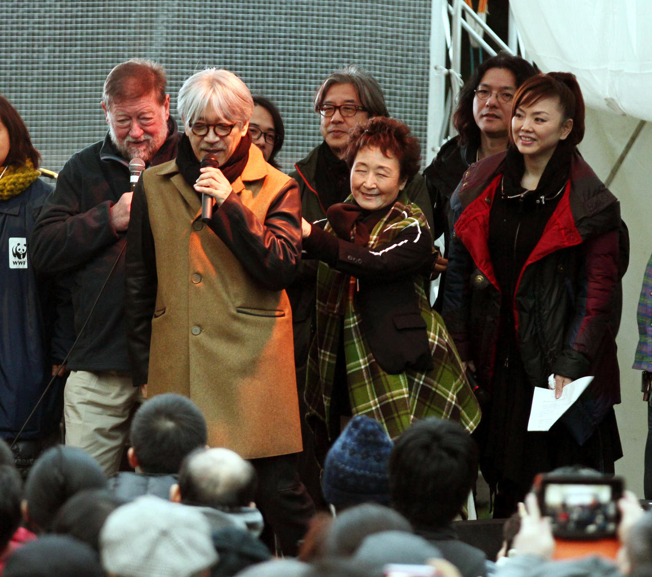 「東日本大震災市民のつどい　Peace On Earth」に出演した左からC．W．ニコル氏、坂本龍一さん、後藤正文、中沢新一氏、加藤登紀子、岩井俊二氏、松田美由紀ら（2012年3月撮影）